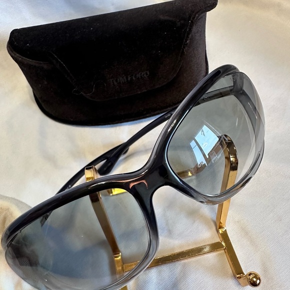 Tom Ford Jennifer Sunglasses! EUC Style of Glasses - Picture 1 of 7